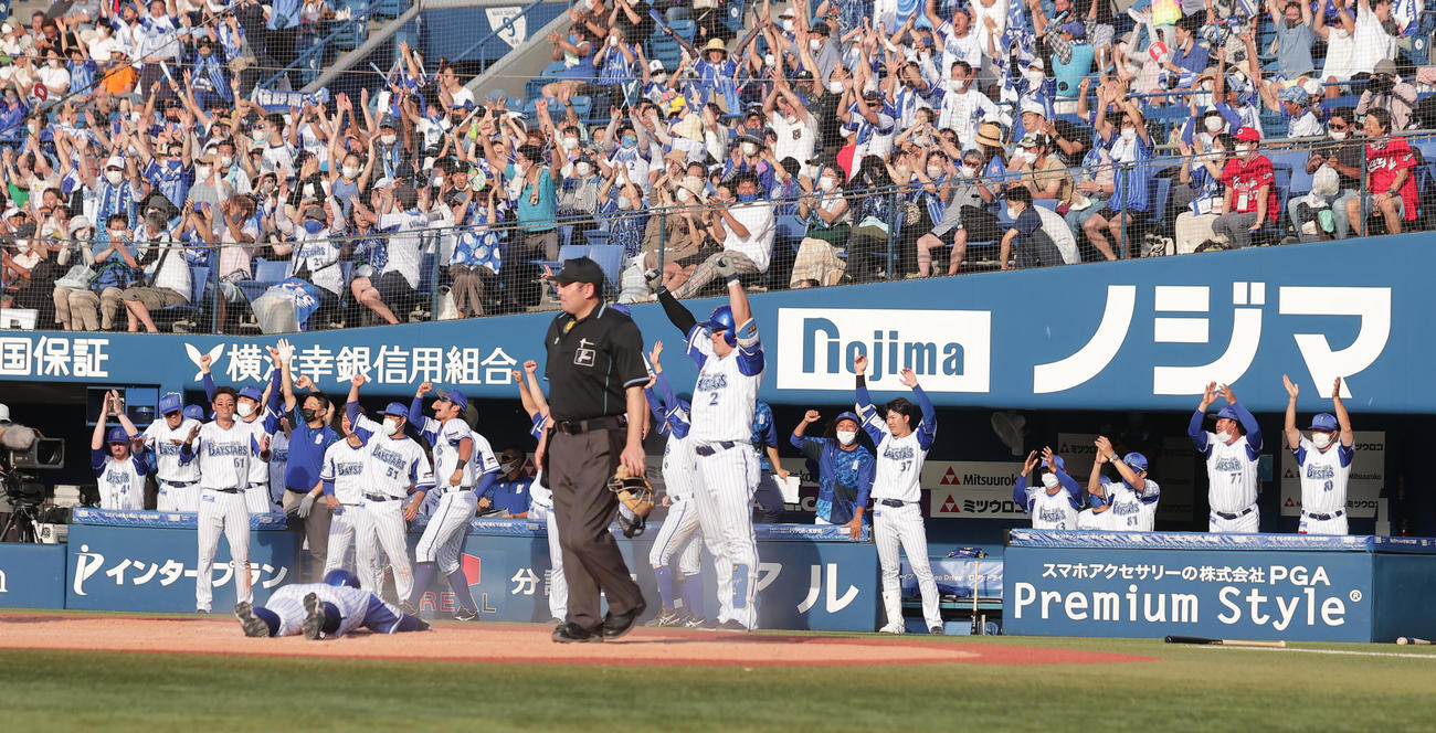 DeNA対広島　9回裏DeNA2死一塁、佐野の右適時二塁打に盛り上がるベンチ（撮影・野上伸悟）