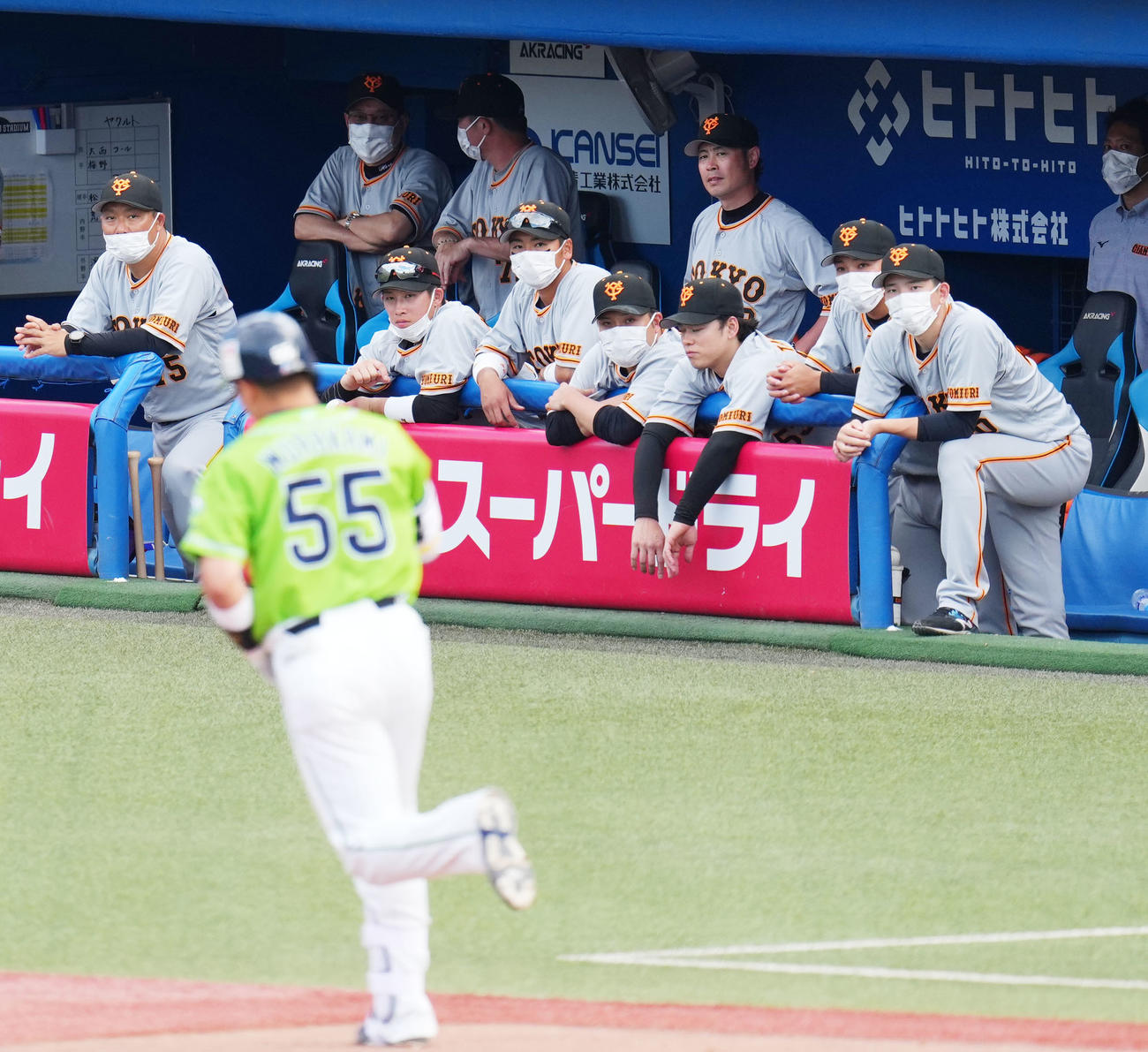 ヤクルト対巨人　8回裏ヤクルト1死一、三塁、村上（手前）に中越え3点本塁打を浴び肩を落とす原監督（左から2人目）ら巨人ナイン（撮影・横山健太）