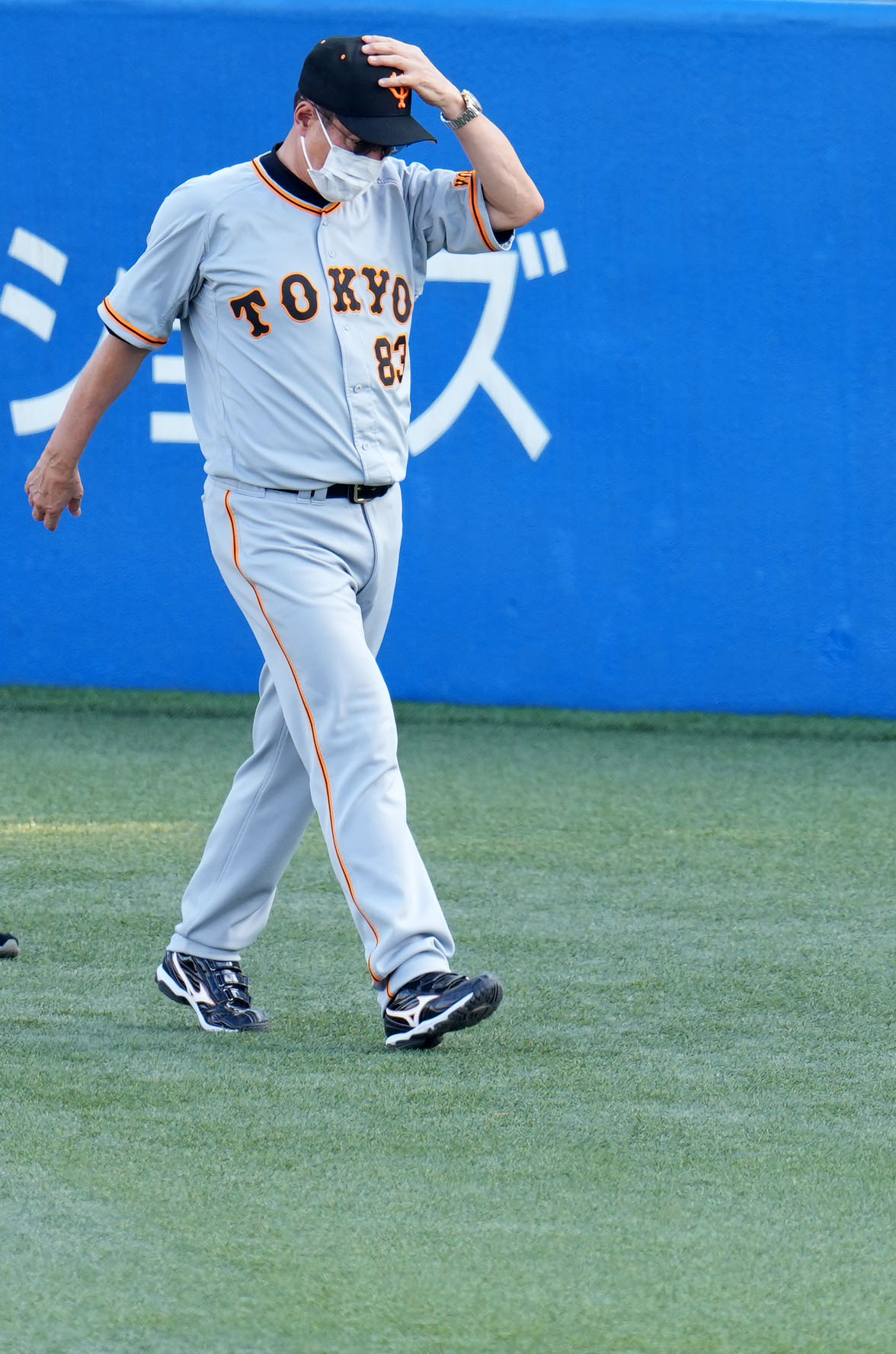 ヤクルト対巨人　ヤクルトに敗れ肩を落とし球場を後にする原監督（撮影・横山健太）