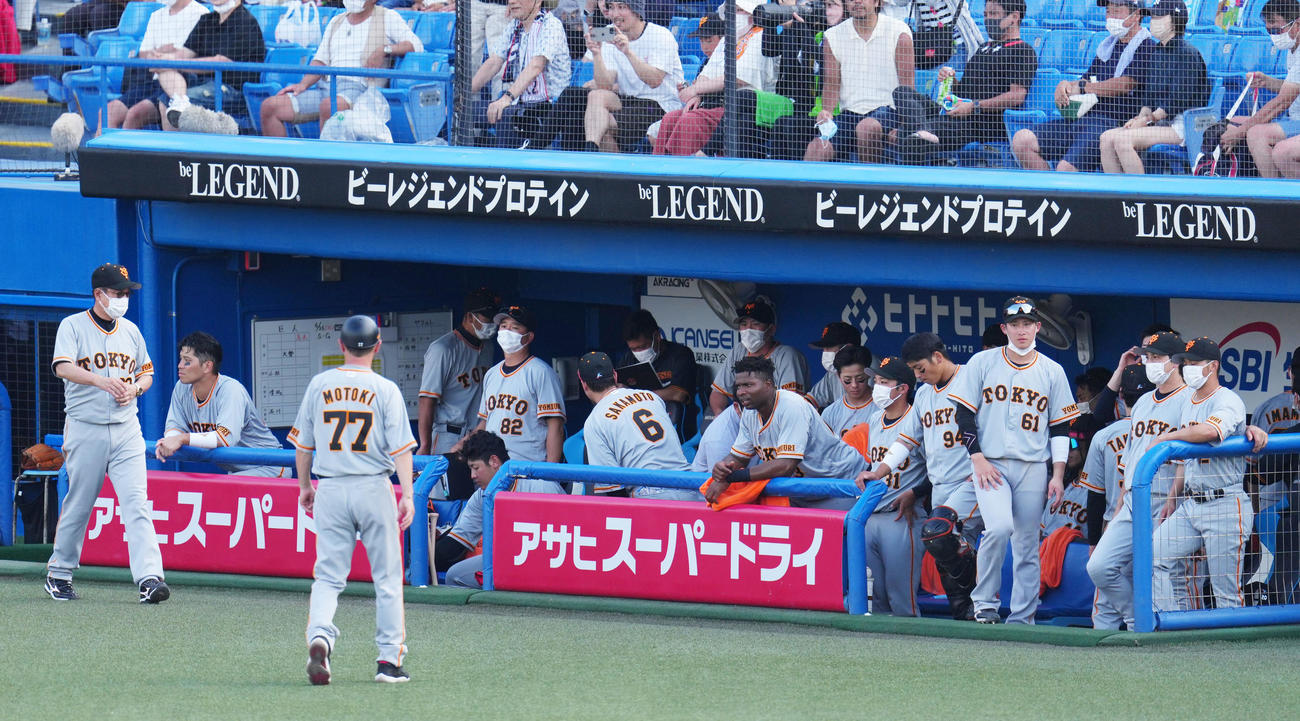 ヤクルト対巨人　ヤクルトに敗れ肩を落とし球場を後にする原監督（左）ら巨人ナイン（撮影・横山健太）