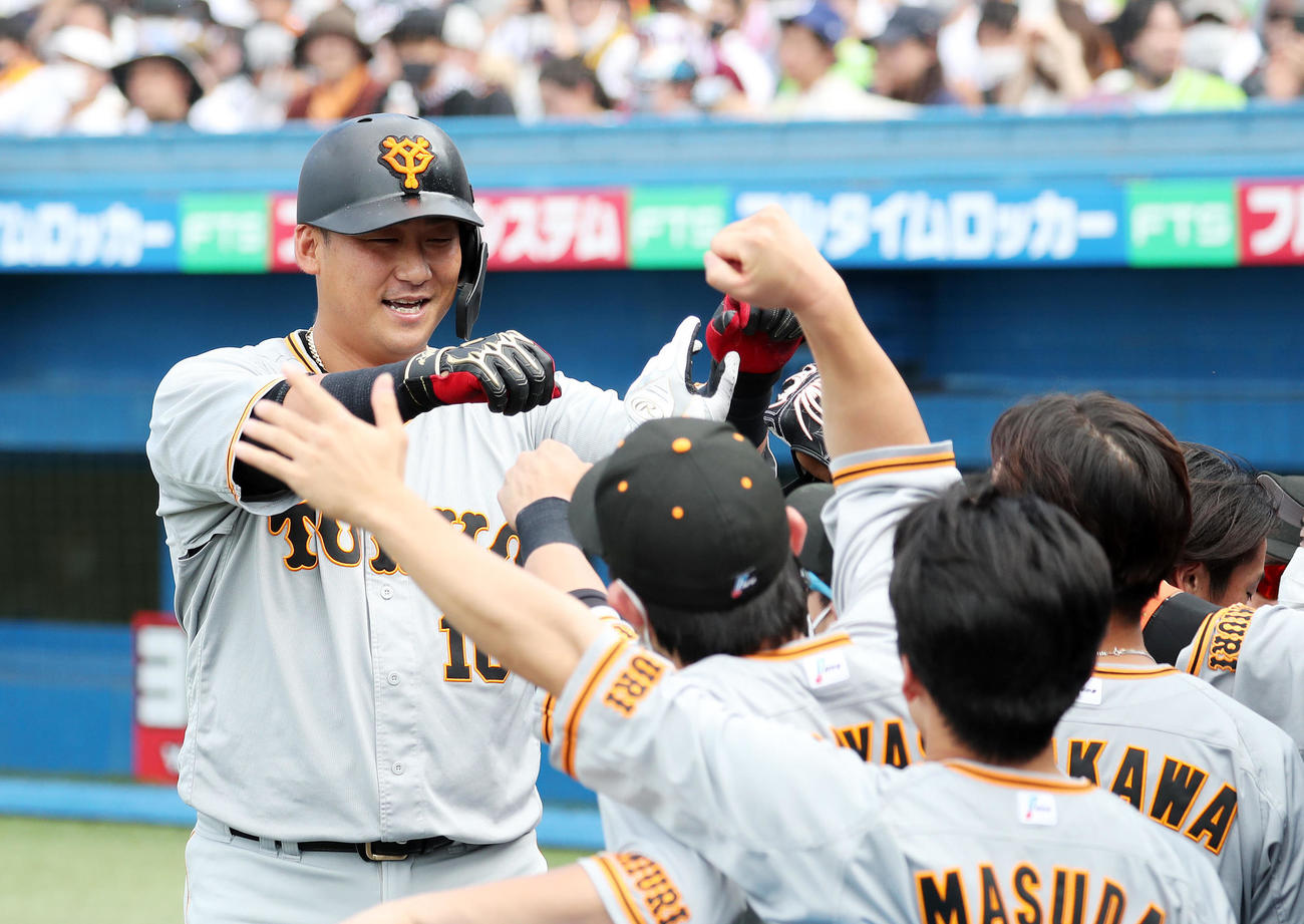 ヤクルト対巨人　6回表巨人1死、中田は左越えソロ本塁打を放ちベンチ前で喜ぶ（撮影・鈴木正人）