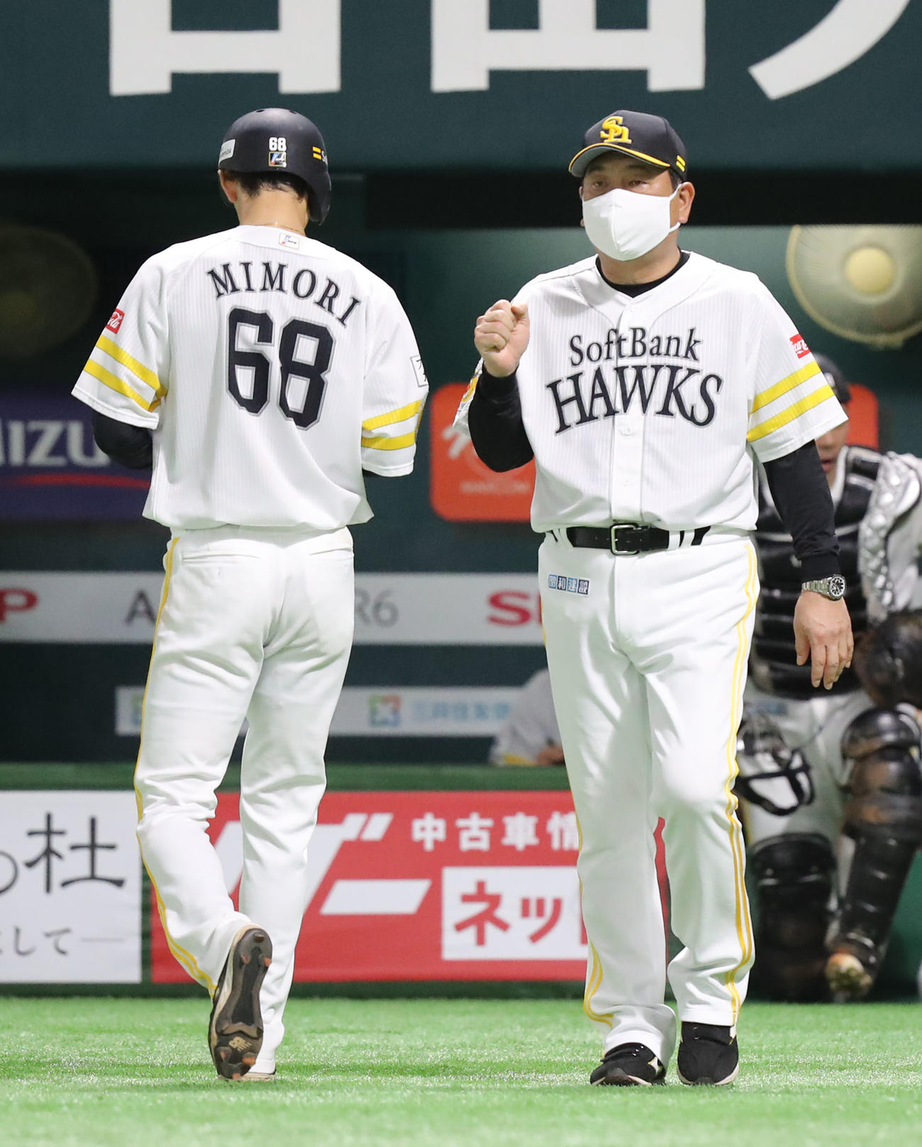 ソフトバンク対日本ハム　6回裏途終了後、藤本監督は三森（左）とグータッチをする（撮影・屋方直哉）
