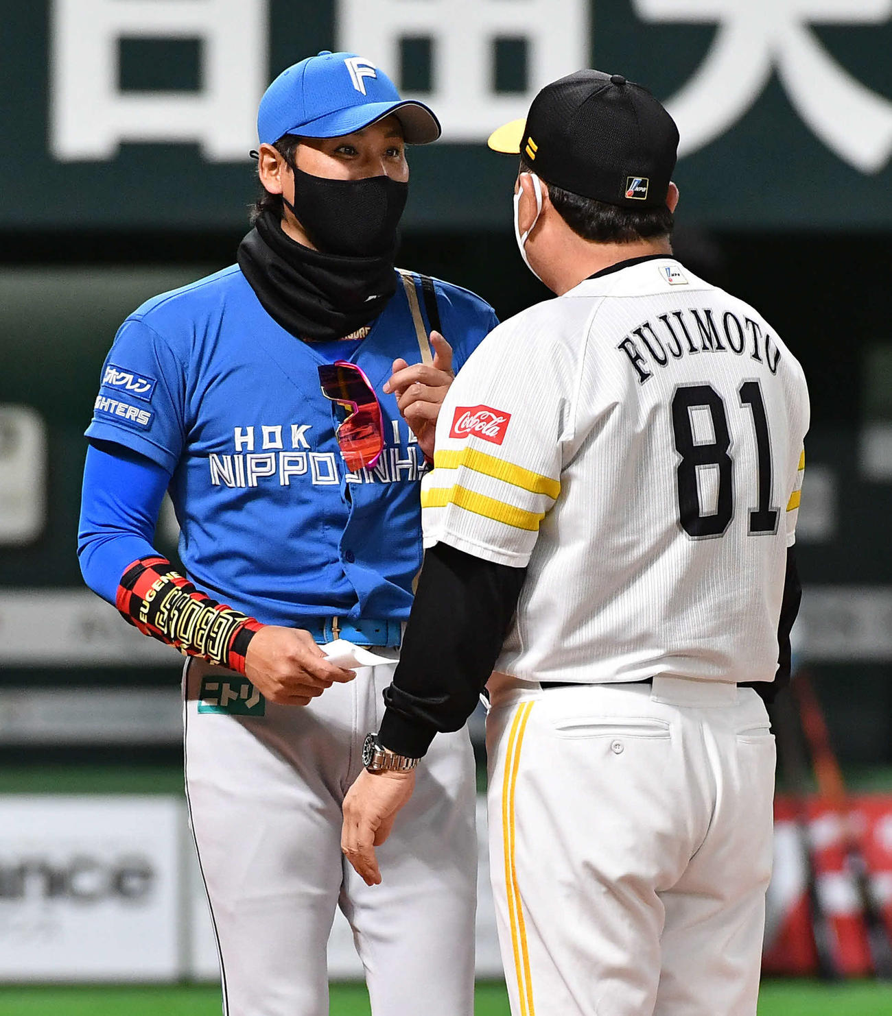 ソフトバンク対日本ハム　メンバー表交換を終え、ソフトバンク藤本監督（右）と話す日本ハム新庄監督（撮影・岩下翔太）