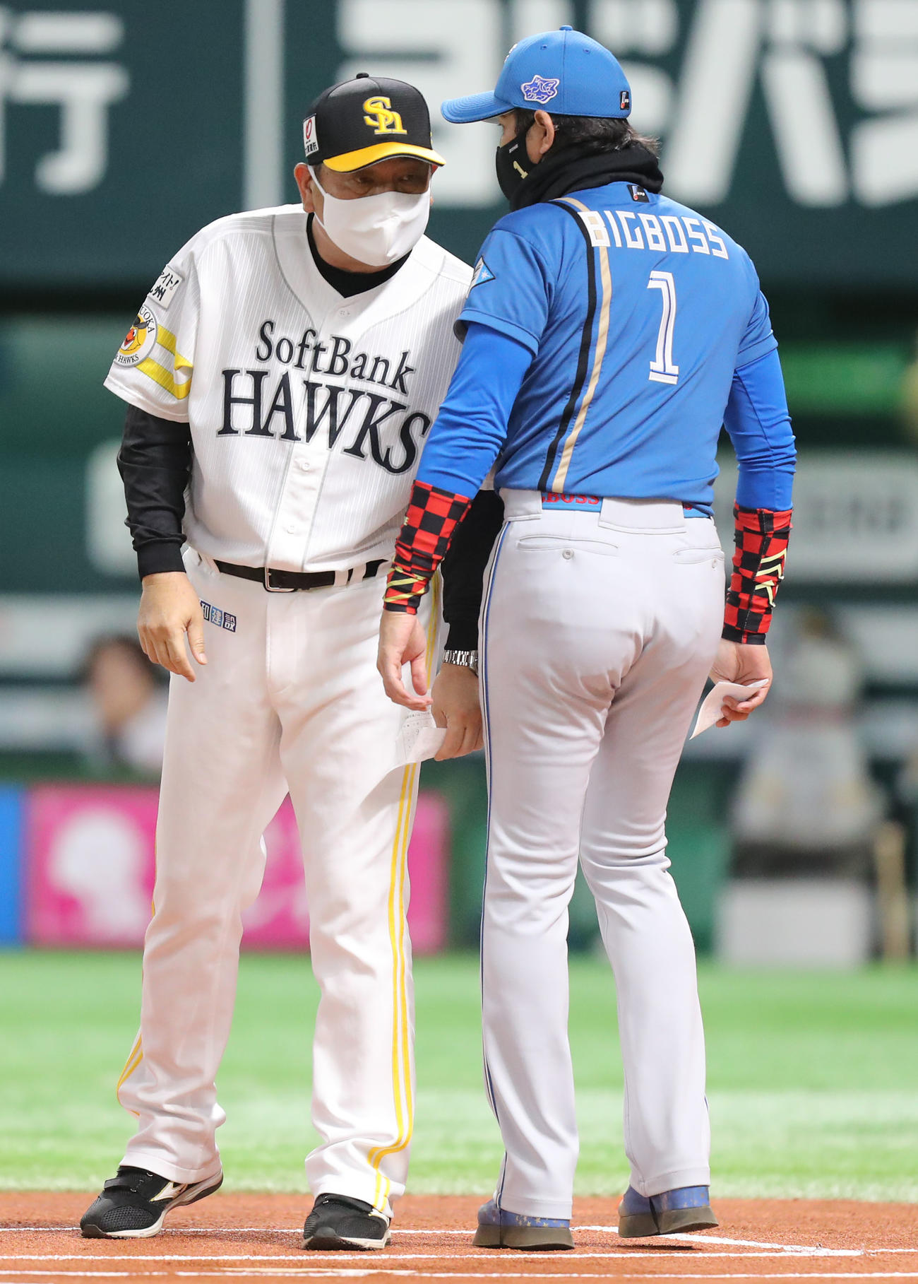 ソフトバンク対日本ハム　メンバー表交換後に話をする藤本監督（左）と新庄監督（撮影・屋方直哉）