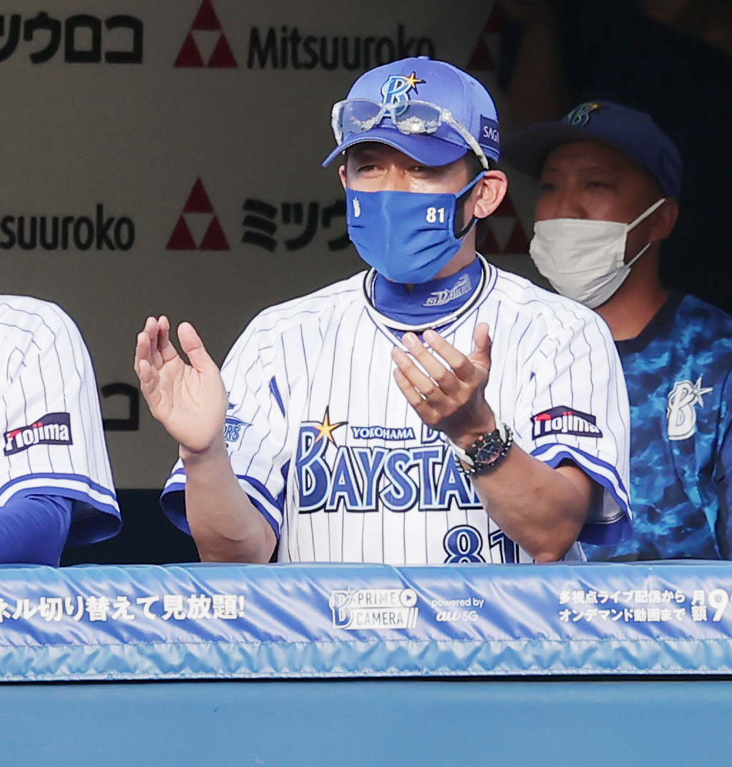 DeNA対広島　ベンチで拍手するDeNA三浦監督（撮影・野上伸悟）