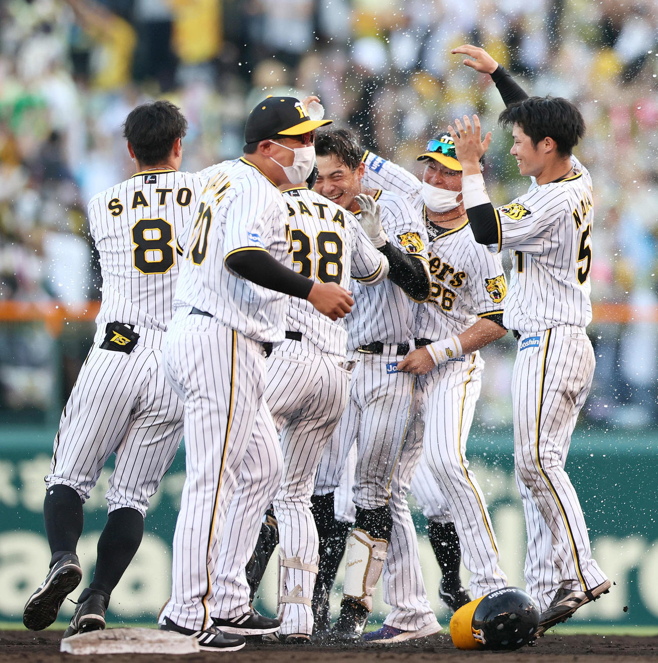 阪神対中日　11回裏阪神2死二、三塁、サヨナラ中前適時打を放った熊谷（右から3人目）を祝福する阪神ナイン（撮影・上山淳一）