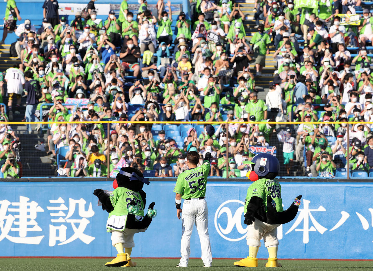 ヤクルト対巨人　勝利しファンに手を振るヤクルト村上（撮影・鈴木正人）