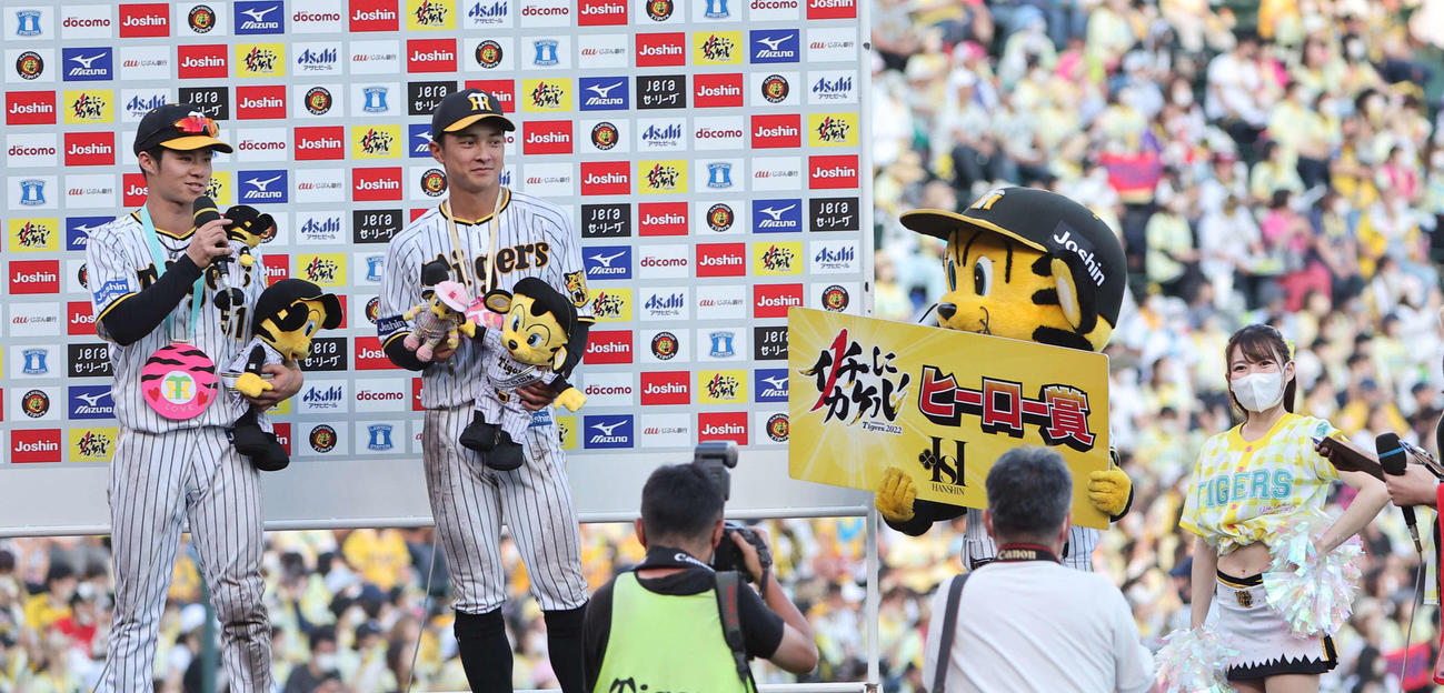 阪神対中日　ヒーローインタビューでTORACOの質問に答える中野拓夢（左）と熊谷敬宥（撮影・上田博志）