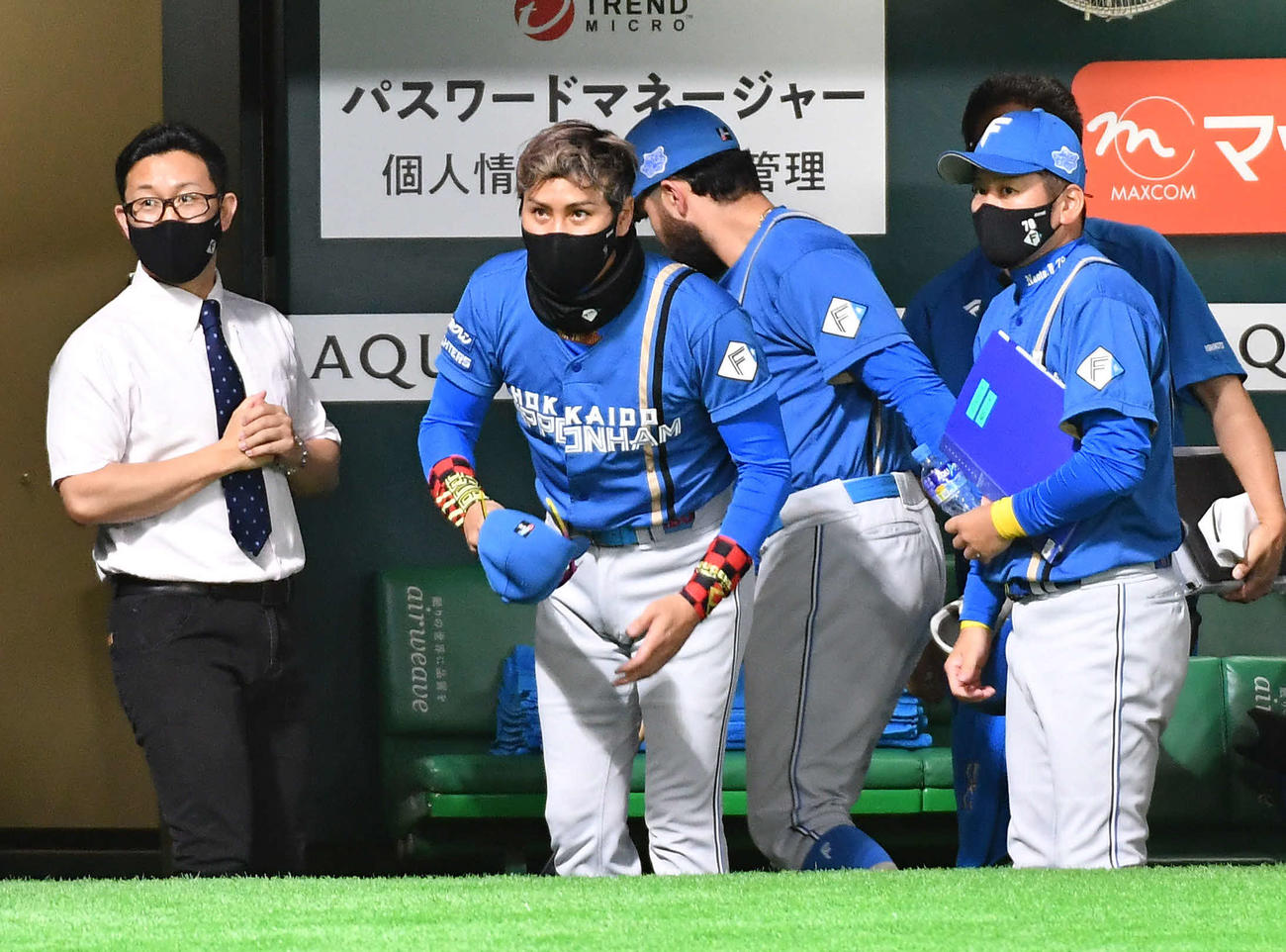 ソフトバンク対日本ハム　連敗を7で止め、ソフトバンク藤本監督にあいさつして引き揚げる日本ハム新庄監督（撮影・岩下翔太）