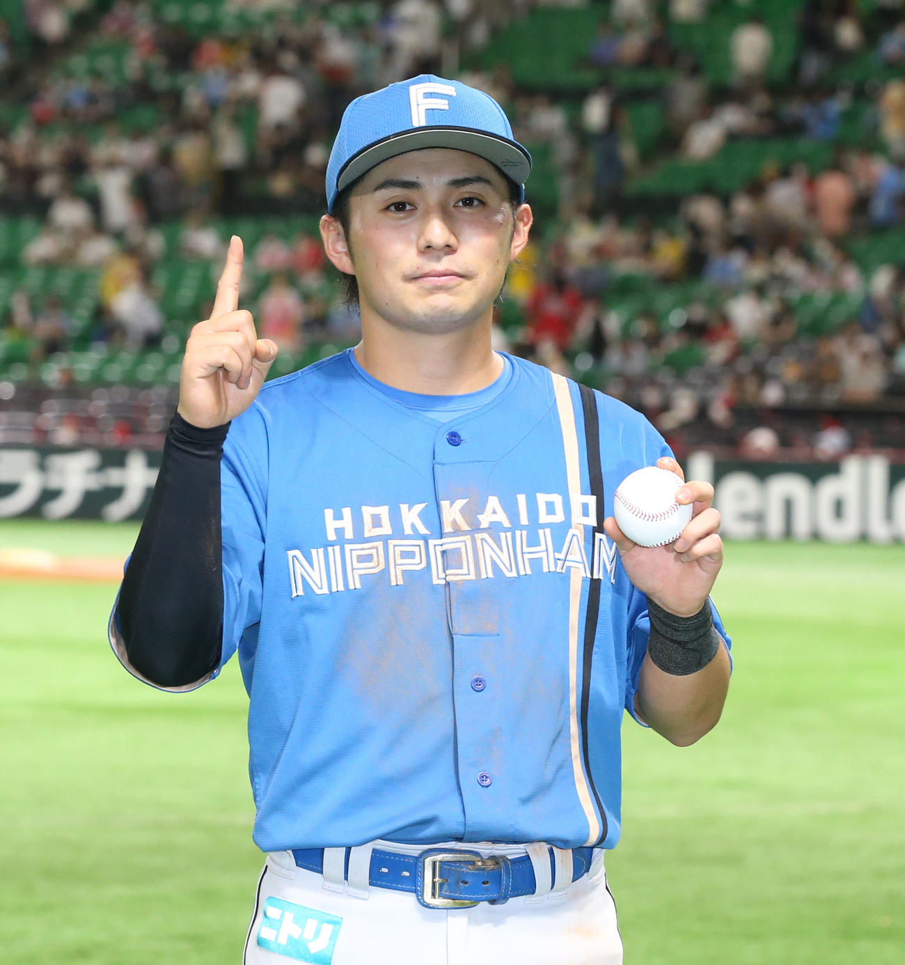 ソフトバンク対日本ハム　プロ初本塁打球を手に1号を示す上川畑（撮影・屋方直哉）