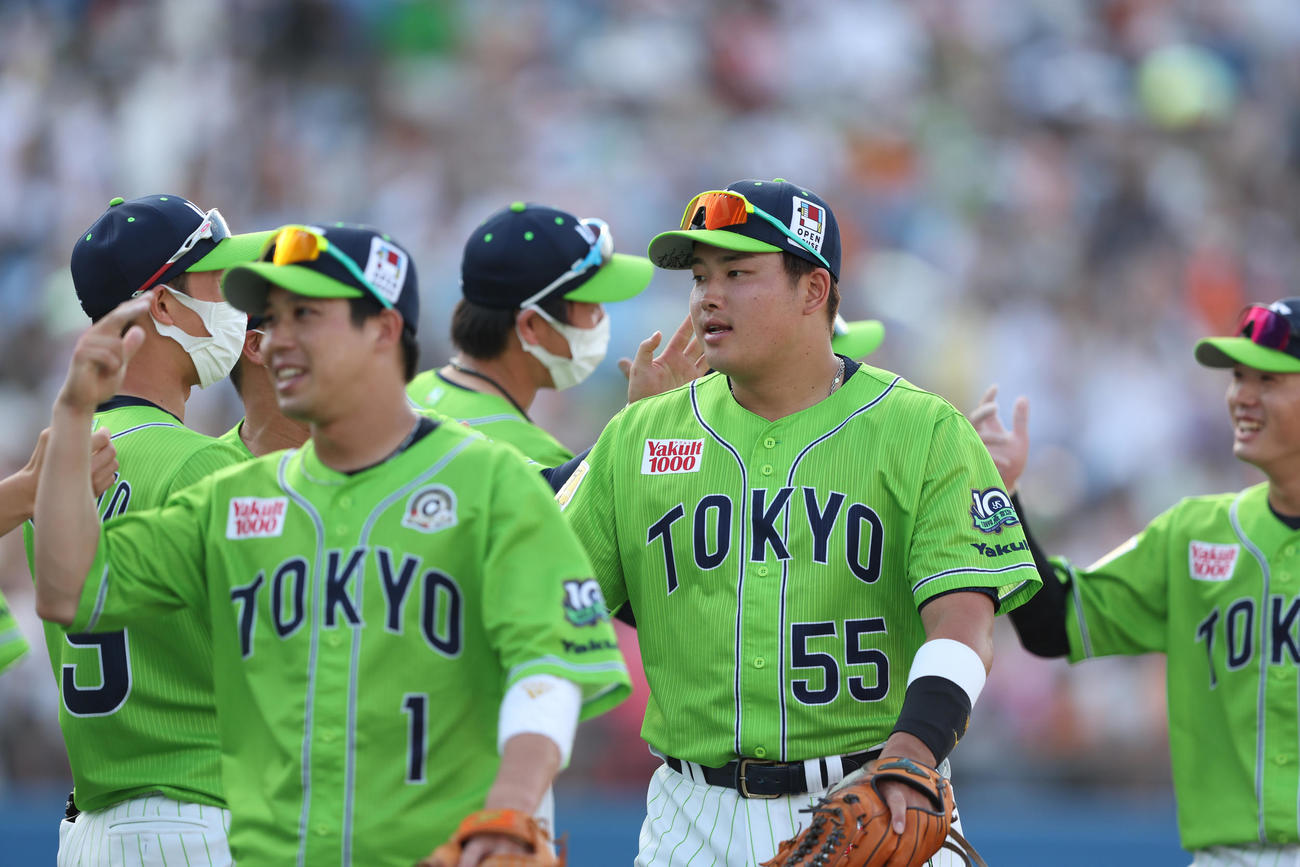 ヤクルト対巨人　試合後、喜びを分かち合う村上（右）らヤクルトの選手たち（撮影・狩俣裕三）