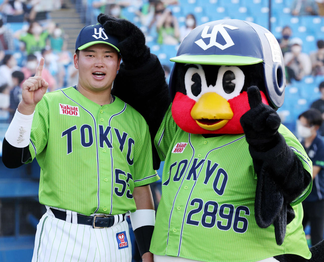 ヤクルト対巨人　ヒーローインタビュー後、つば九郎（右）と仲良く記念撮影する村上（撮影・狩俣裕三）