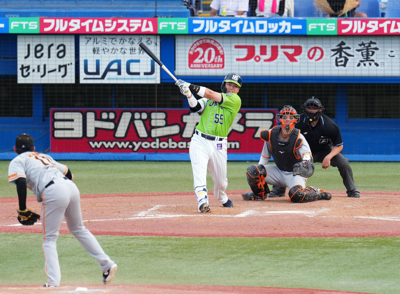 ヤクルト対巨人　8回裏ヤクルト1死一、三塁、中越え3点本塁打を放つ村上（撮影・横山健太）