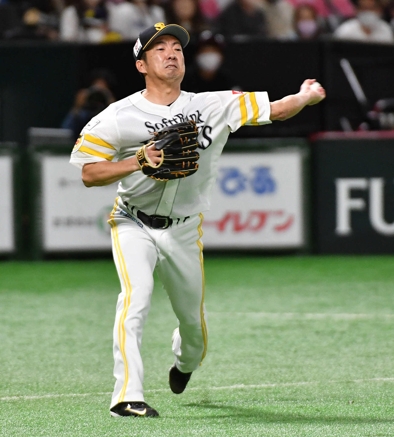 ソフトバンク対日本ハム　延長10回表日本ハム2死二塁、谷内の打球を一塁へ悪送球する嘉弥真（撮影・岩下翔太）