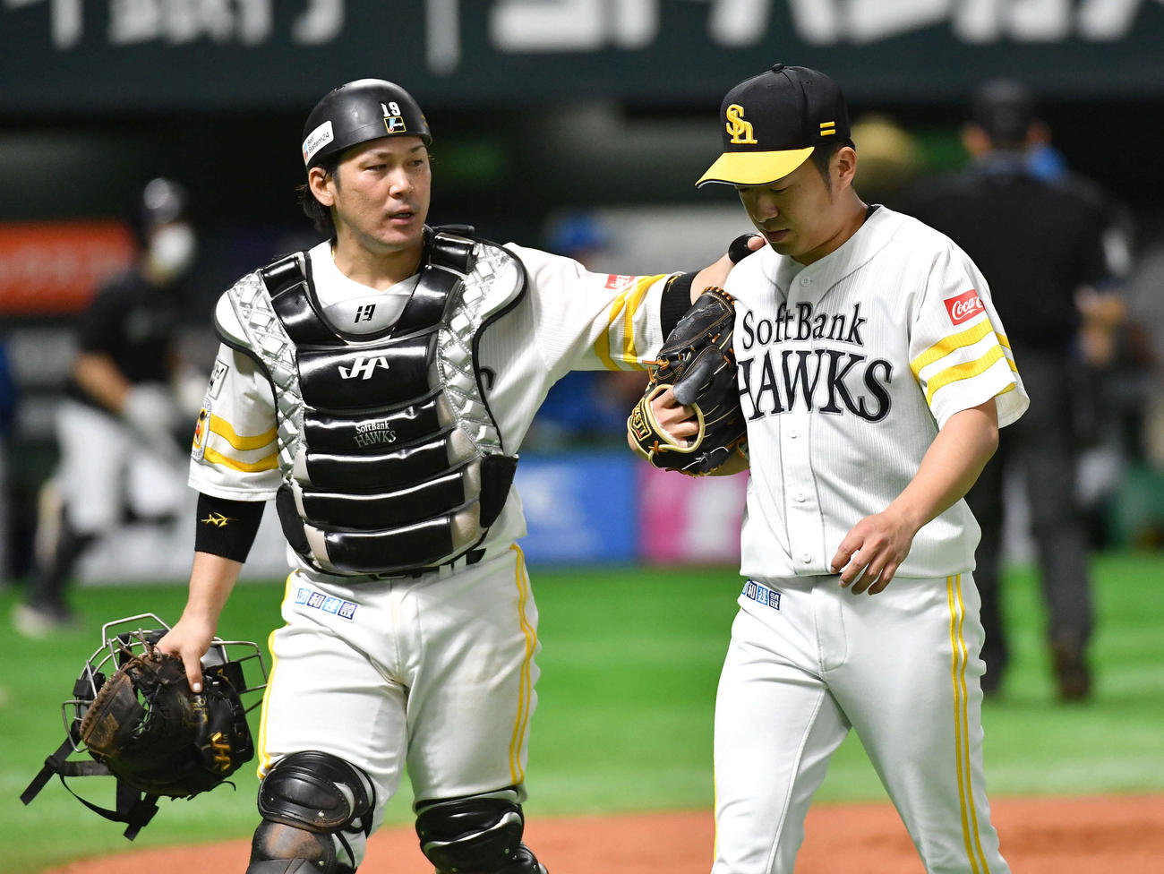 ソフトバンク対日本ハム　延長10回表、悪送球で日本ハムに勝ち越しを許し、肩を落としてベンチへ戻る嘉弥真（右）。左は甲斐（撮影・岩下翔太）