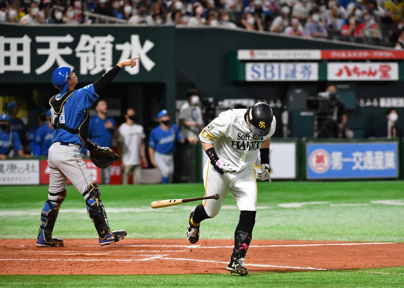 ソフトバンク対日本ハム　10回裏ソフトバンク2死二、三塁、松田は好機で三飛に倒れてゲームセット（撮影・岩下翔太）