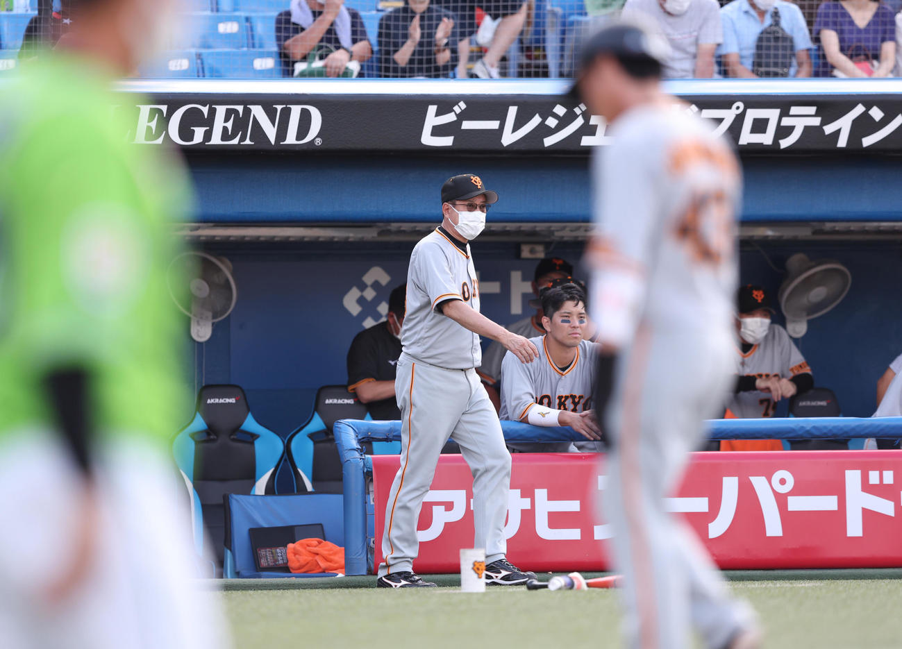 ヤクルト対巨人　試合終了後、自力Vが消滅し、球場を引き揚げる原監督（撮影・狩俣裕三）