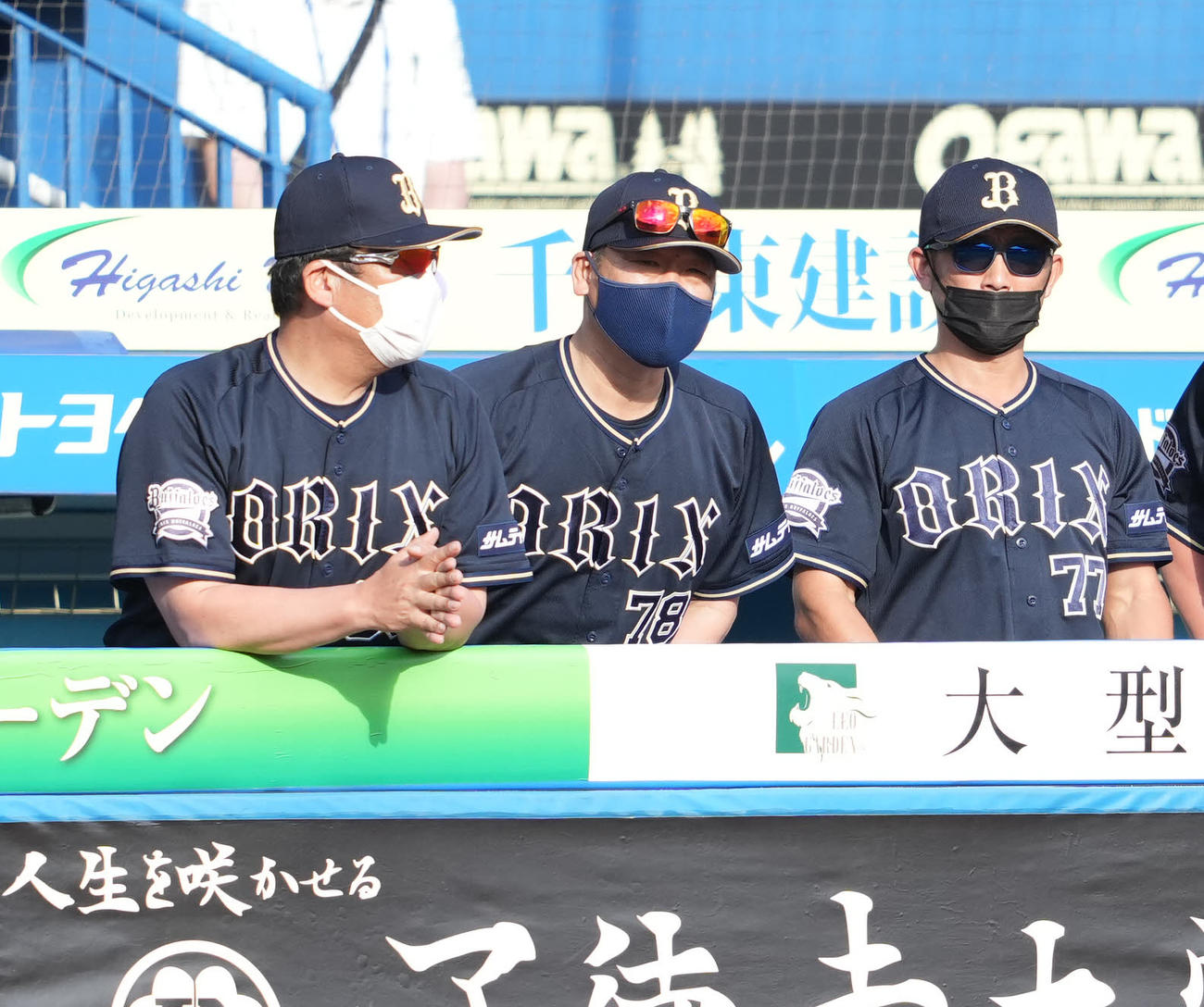 ロッテ対オリックス　ベンチから試合を見るオリックス中嶋監督（中央）（撮影・鈴木みどり）