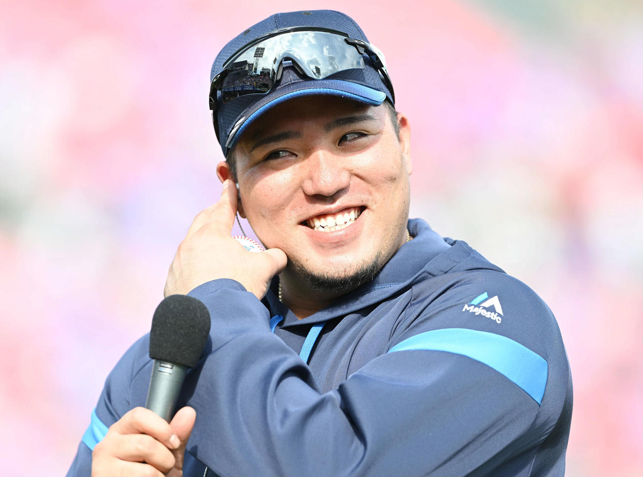 楽天対西武　ヒーローインタビューで笑顔の西武山川（撮影・滝沢徹郎）