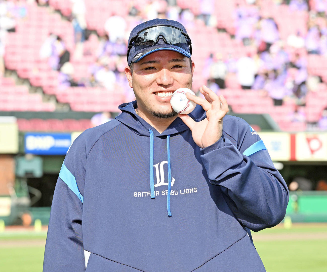 楽天対西武　試合後、200本塁打の記念球を手にポーズを決める西武山川（撮影・滝沢徹郎）