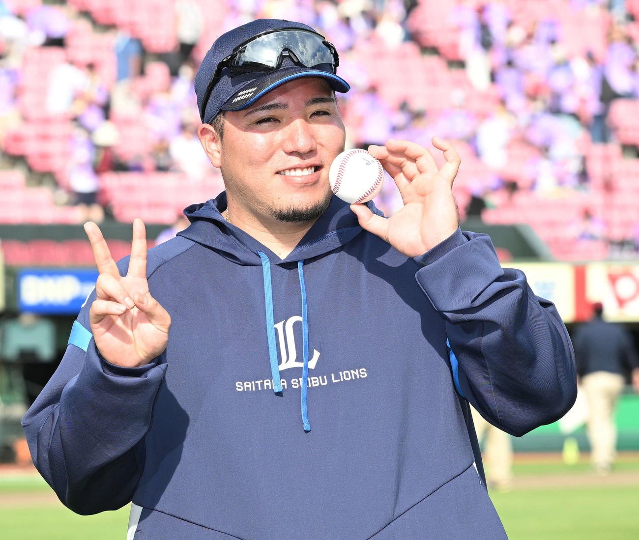 楽天対西武　200本塁打の記念球を手にポーズを決める西武山川（撮影・滝沢徹郎）