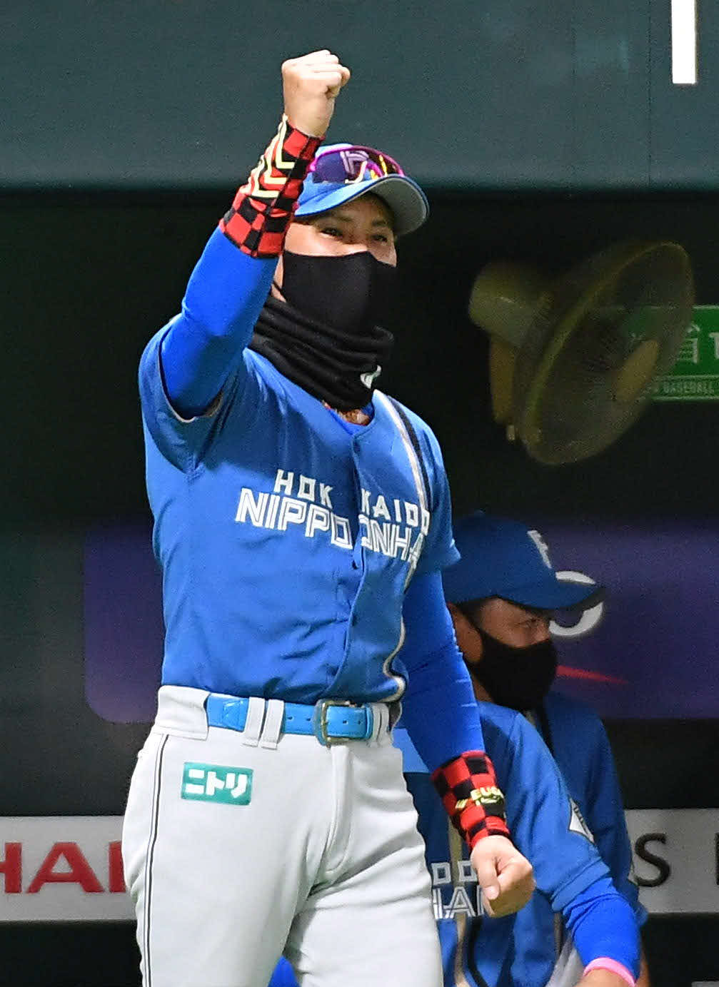 ソフトバンク対日本ハム　地元福岡で初勝利を挙げ、ガッツポーズする日本ハム新庄監督（撮影・岩下翔太）