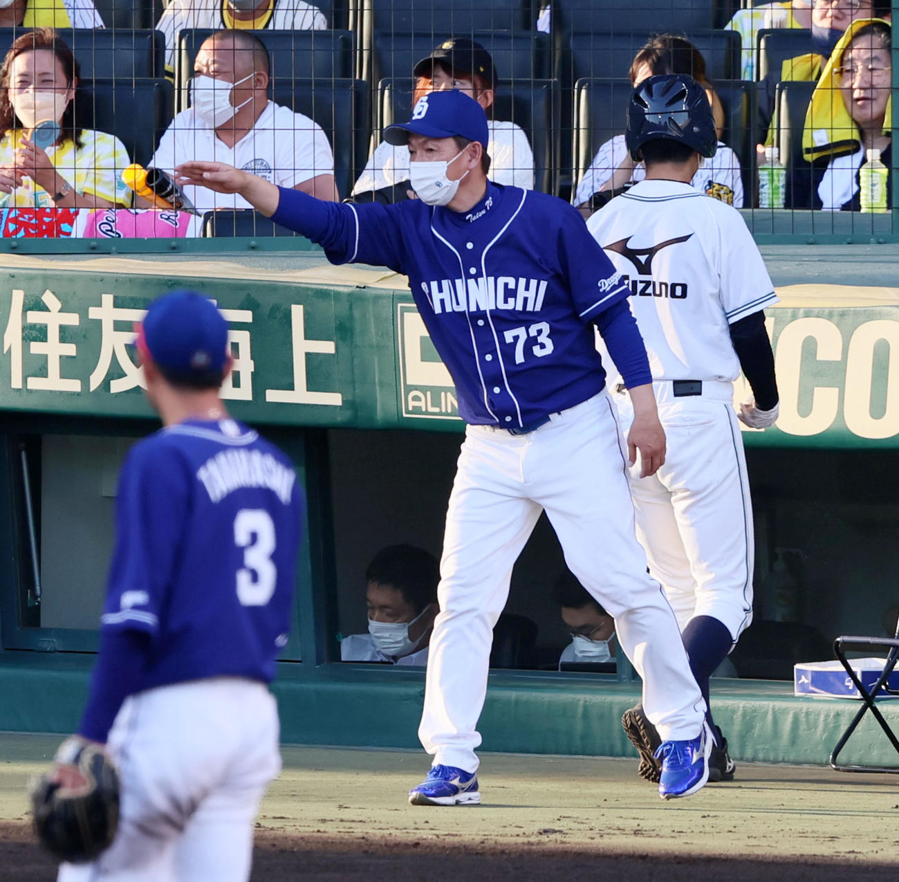 阪神対中日　11回裏阪神2死三塁、立浪監督は打者大山に敬遠を申告する（撮影・加藤哉）