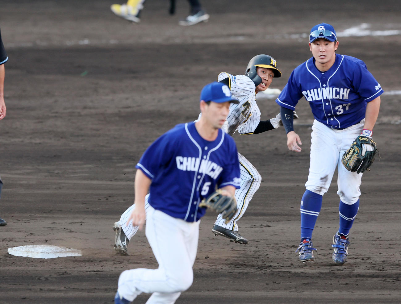 阪神対中日　11回裏阪神1死一塁、一塁走者島田は打者佐藤輝のとき二塁盗塁を決め相手エラーの間に三塁進塁（撮影・加藤哉）