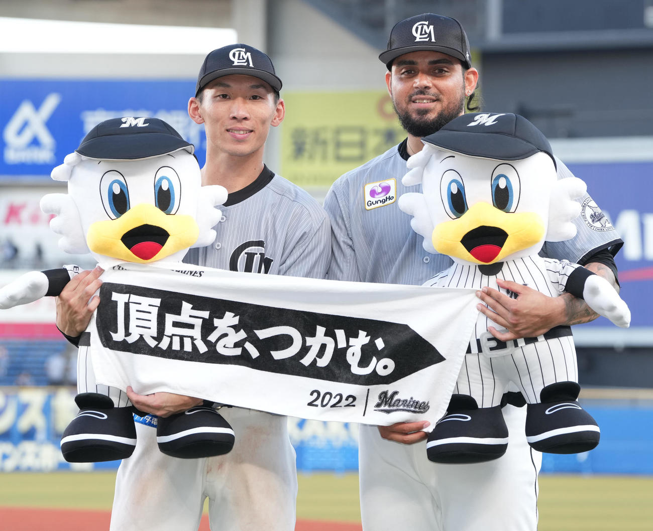 ロッテ対オリックス　来日初勝利のロッテ・オスナ（右）とサヨナラ打を放った高部は記念撮影（撮影・鈴木みどり）