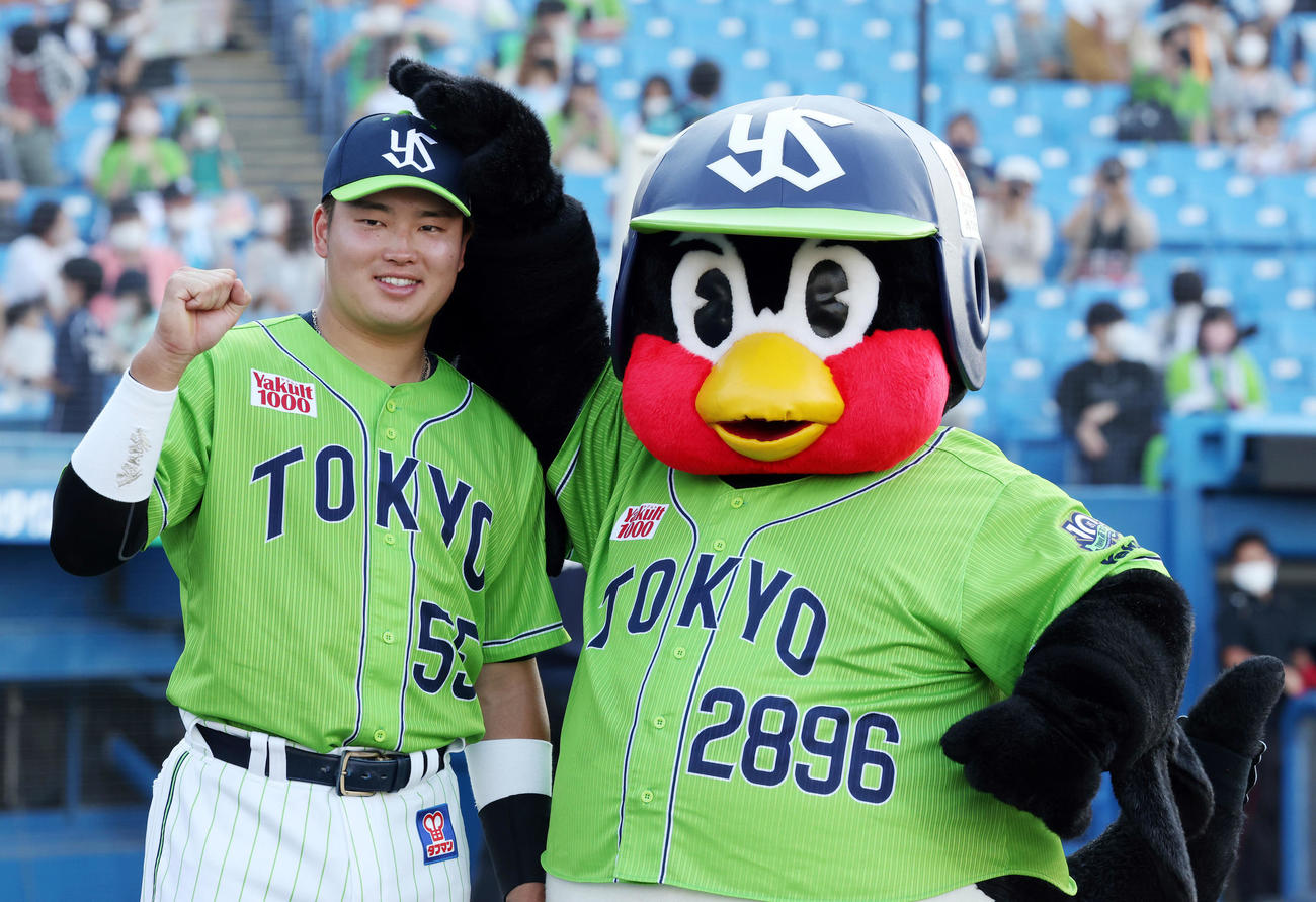 ヤクルト対巨人　ヒーローインタビュー後、つば九郎（右）と仲良く記念撮影する村上（撮影・狩俣裕三）