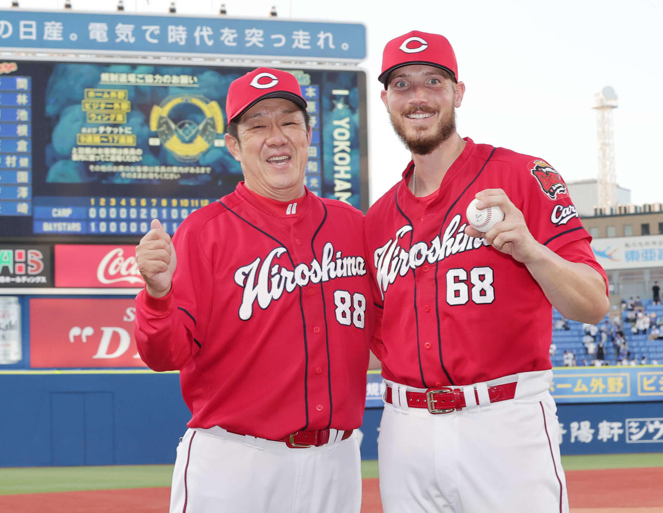 DeNA対広島　来日初勝利を挙げた広島ターリー（右）は、ウイニングボールを手に佐々岡監督に祝福され笑顔（撮影・野上伸悟）