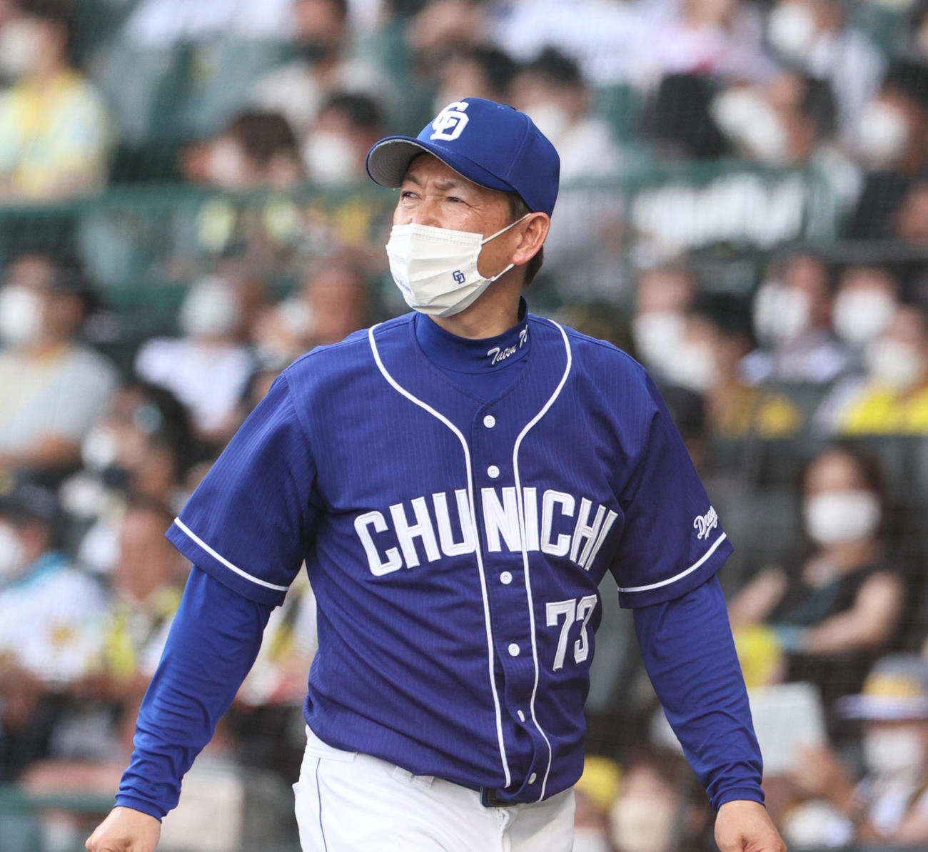 阪神対中日　9回攻撃を終え、中日立浪監は選手交代を告げベンチへ戻る（撮影・上山淳一）
