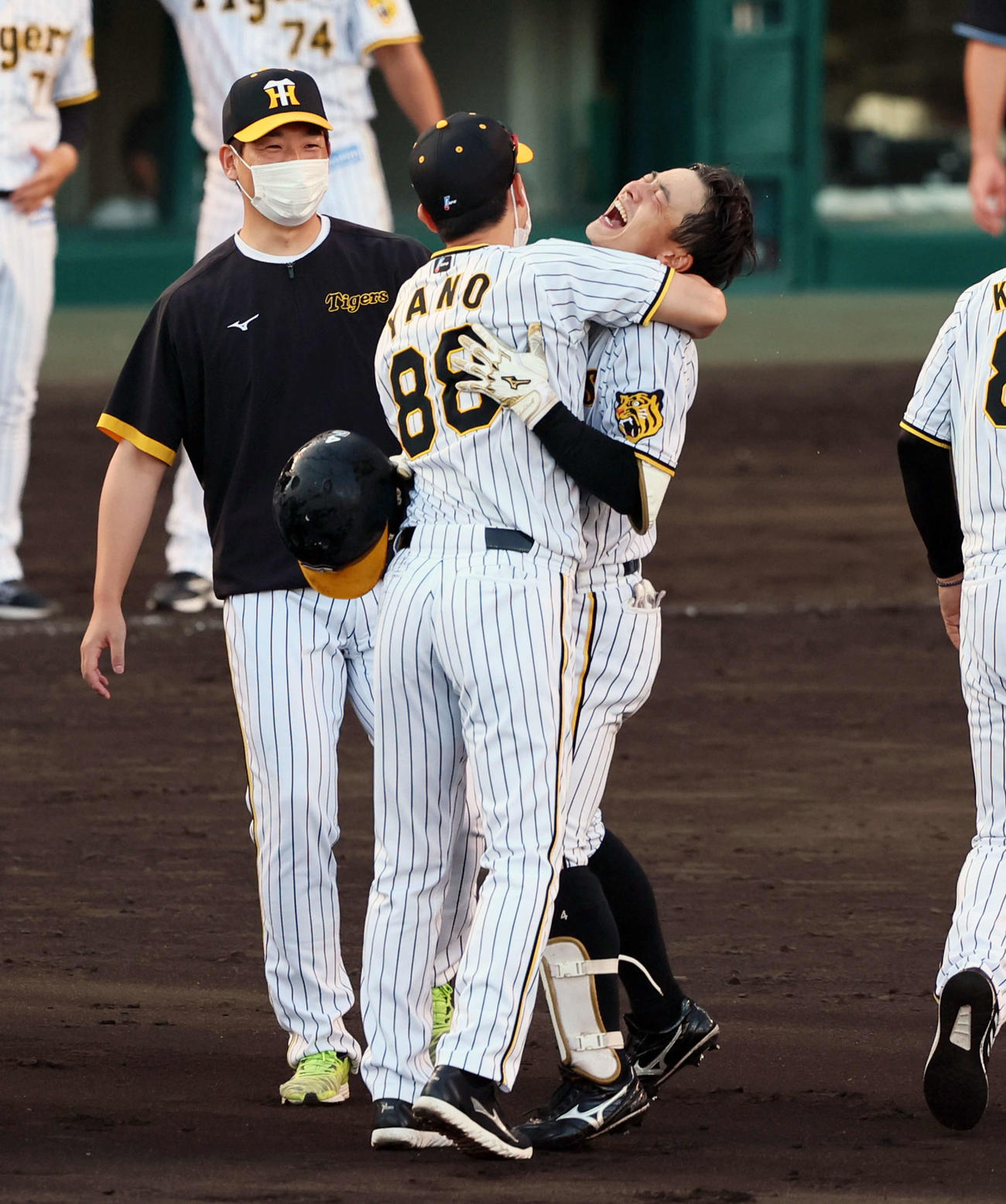 阪神対中日　11回裏阪神2死二、三塁、サヨナラ適時打を放った熊谷（右）は、矢野監督に抱きしめられる（撮影・加藤哉）