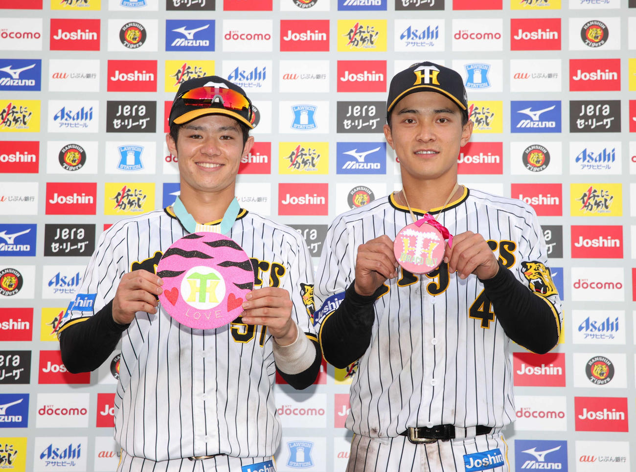 阪神対中日　お立ち台で笑顔を見せる阪神・中野（左）と熊谷（代表撮影）