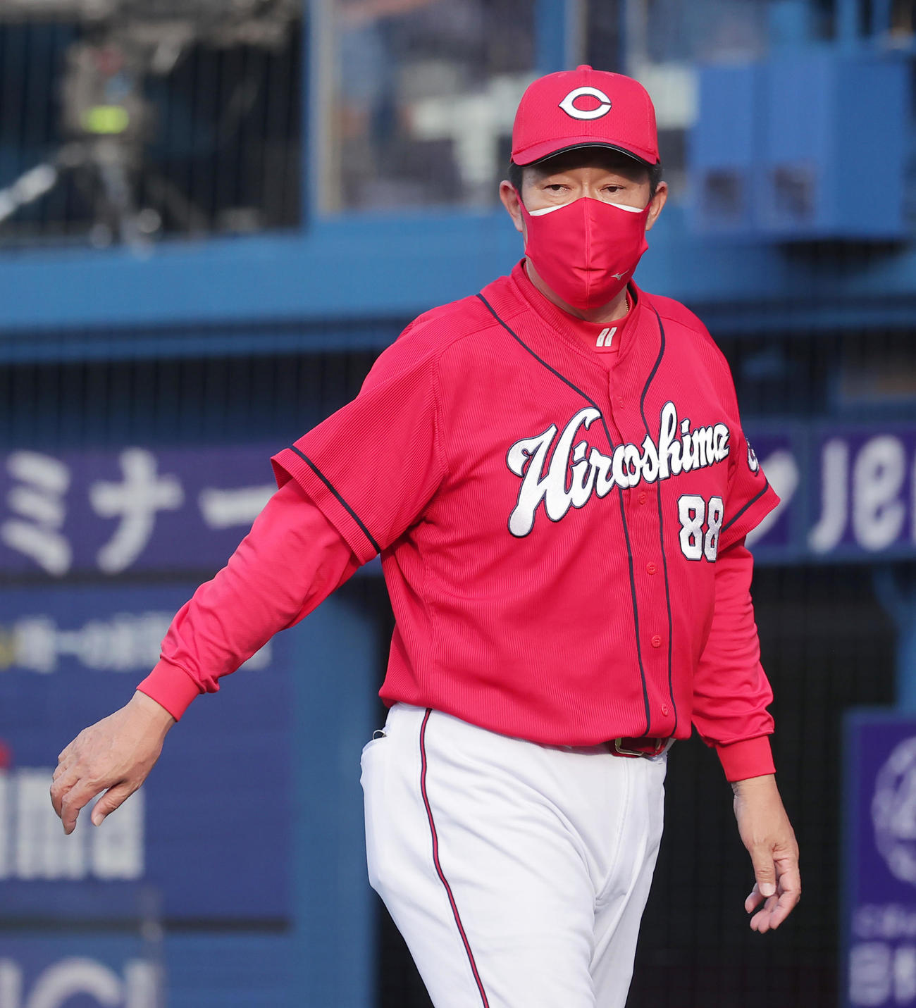DeNA対広島　選手交代を告げベンチに戻る広島佐々岡監督（撮影・野上伸悟）
