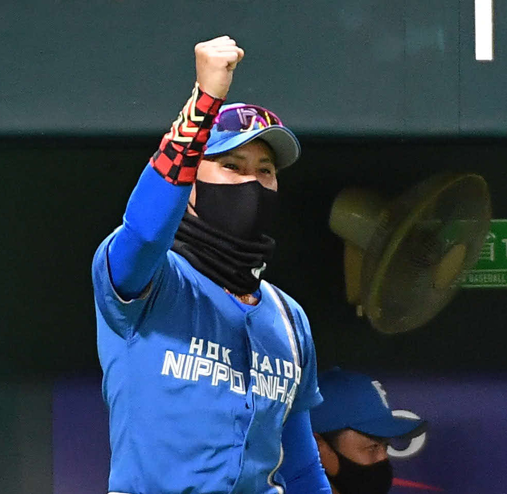 地元福岡で初勝利を挙げ、ガッツポーズする日本ハム新庄監督（撮影・岩下翔太）
