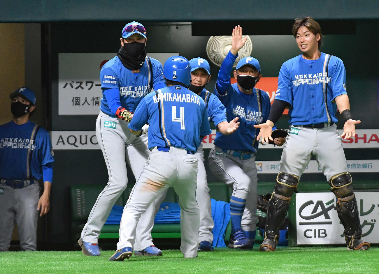 延長10回表日本ハム2死二塁、生還した上川（背番号4）を笑顔で迎える新庄監督（左から2人目）ら日本ハムナイン（撮影・岩下翔太）