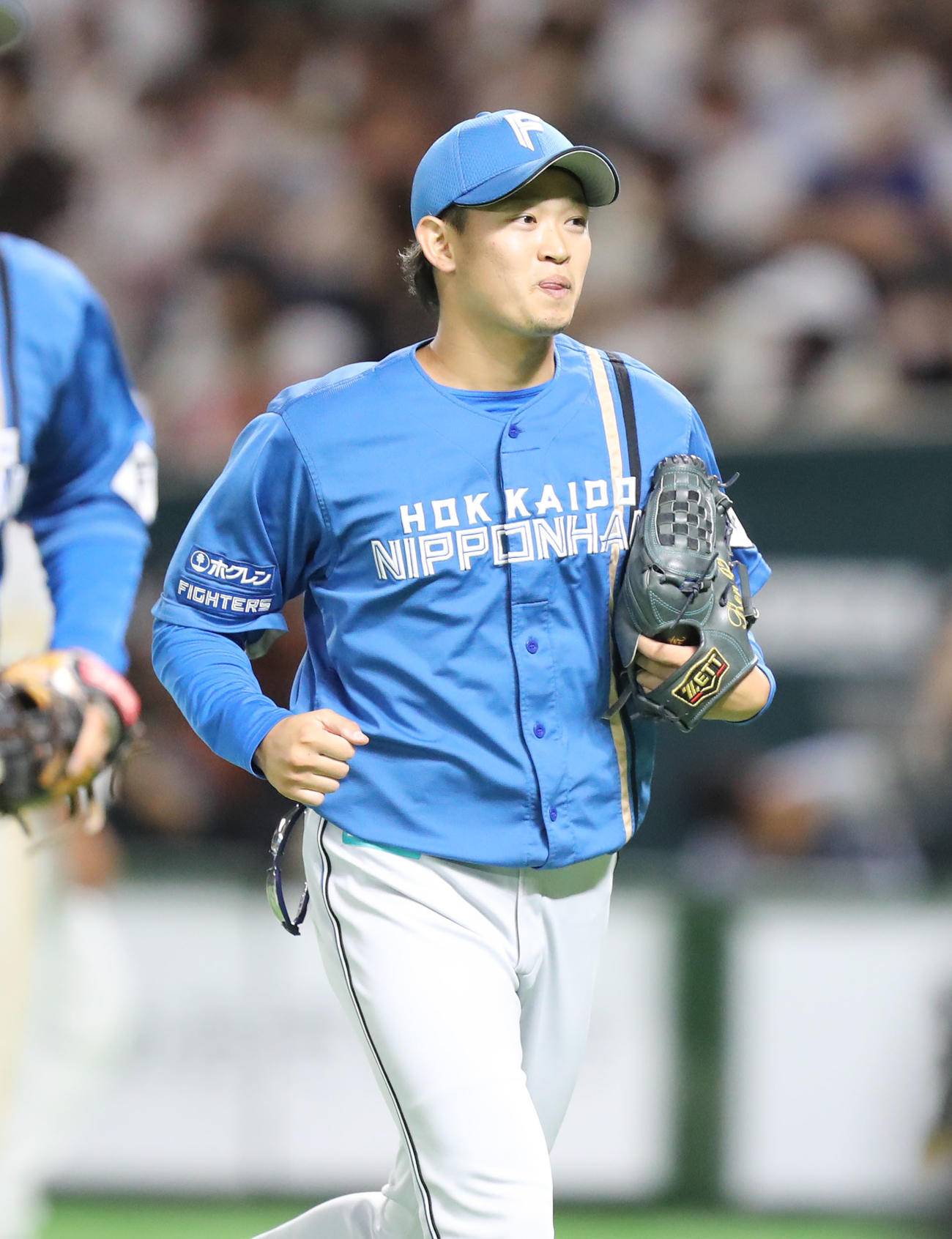 ソフトバンク対日本ハム　9回裏を投げ終え、笑顔でベンチに戻る鈴木（撮影・屋方直哉）