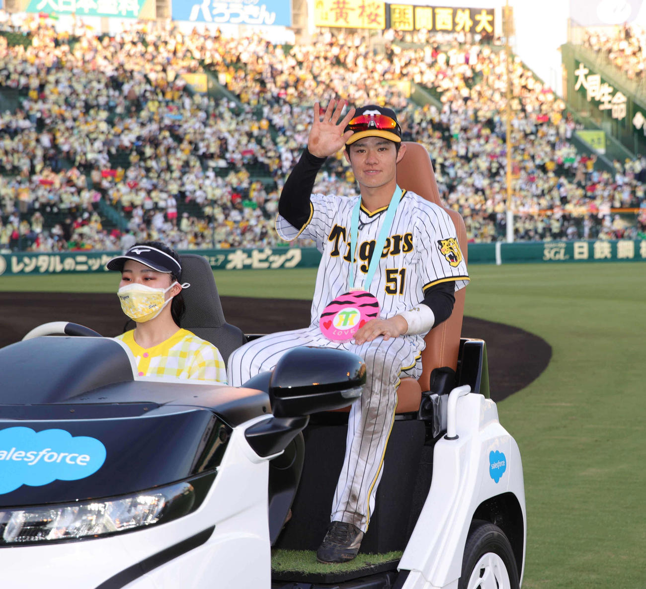 阪神対中日　ファンの声援に応える阪神中野（代表撮影）