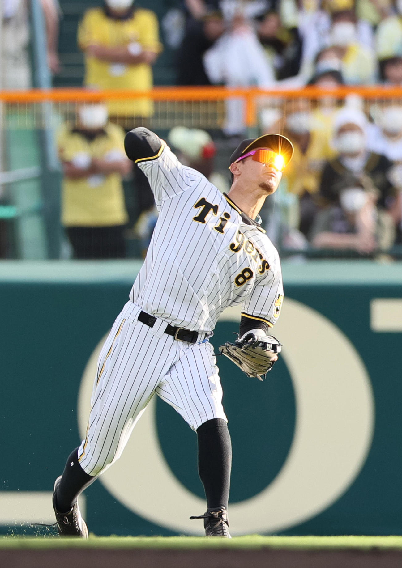 阪神対中日　10回表中日2死一、二塁、佐藤輝は石橋の右前打で生還を狙った二走石岡を本塁で刺す（撮影・上山淳一）