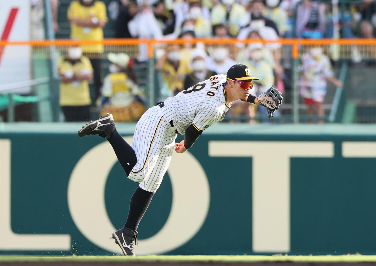 阪神対中日　10回表中日2死一、二塁、佐藤輝は石橋の右前打で生還を狙った二走石岡を本塁で刺す（撮影・上山淳一）
