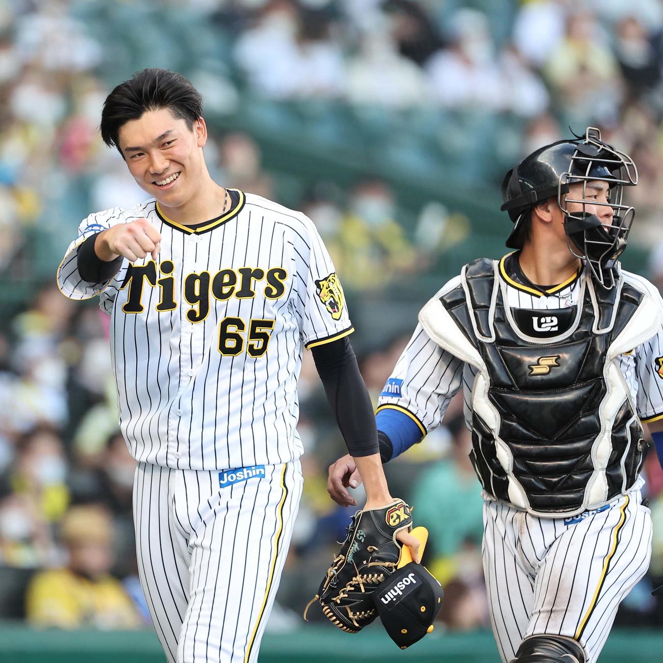 阪神対中日　10回表中日2死一、二塁、湯浅（左）は石岡を刺した佐藤輝明に笑顔を見せる（撮影・上田博志）