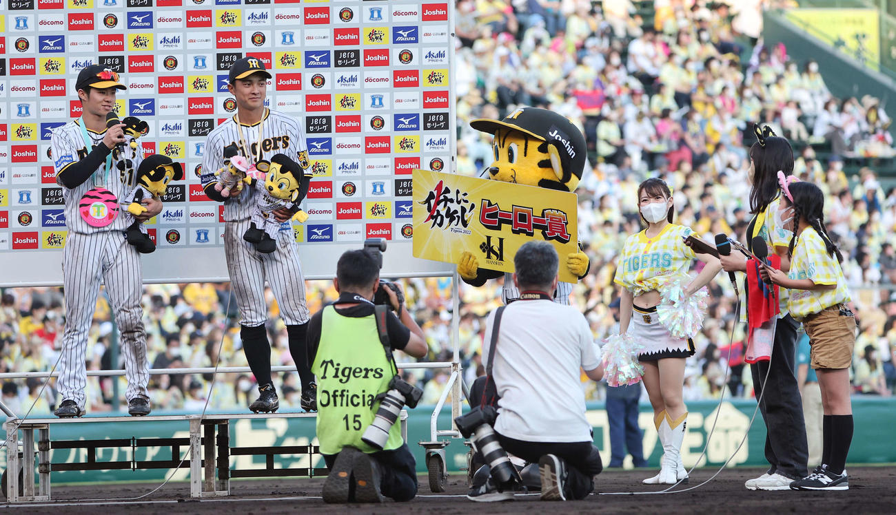 阪神対中日　ヒーローインタビューで女性ファン2人（右）の質問に答える中野（左）と熊谷（撮影・上田博志）