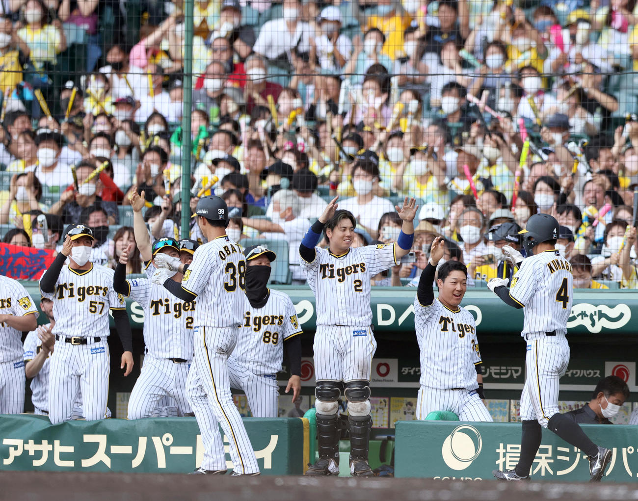 阪神対中日　8回裏阪神2死二、三塁、中野の左前2点適時打で盛り上がる阪神ベンチ（撮影・上山淳一）