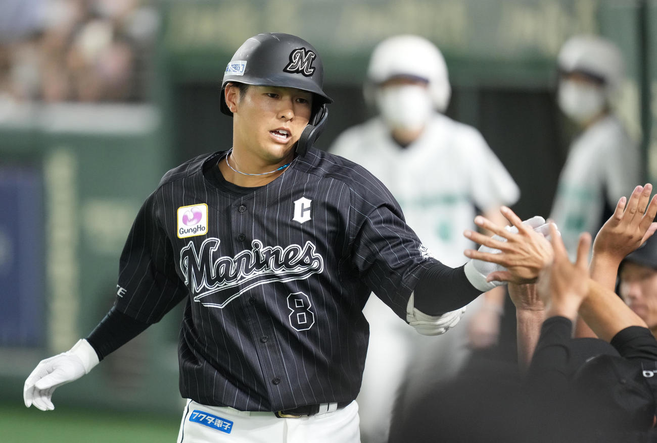 ソフトバンク対ロッテ　8回表ロッテ無死、左越えにソロ本塁打を放ち、ナインに迎えられる中村奨（撮影・菅敏）
