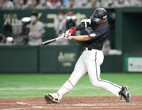 ソフトバンク対ロッテ　3回表ロッテ2死一、二塁、右前適時打を放つ安田（撮影・菅敏）