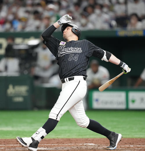 ソフトバンク対ロッテ　3回表ロッテ2死一、三塁、左越えに3点本塁打を放つレアード（撮影・菅敏）