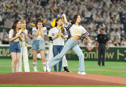 ソフトバンク対ロッテ戦の始球式を務めるNiziUのMAKO（撮影・菅敏）