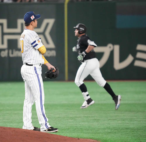 ソフトバンク対ロッテ　3回表ロッテ2死一、三塁、ソフトバンク先発の大竹耕（左）はレアードに左越えの3点本塁打を許す（撮影・小沢裕）