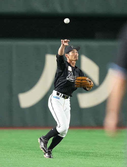 ソフトバンク対ロッテ　4回裏ソフトバンク1死二塁、柳町達の左飛を捕球し、二塁に送球する荻野貴（撮影・菅敏）